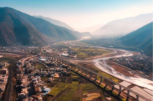 新成昆鐵路下周一全線貫通運(yùn)營,成都至昆明7.5小時(shí)可達(dá)